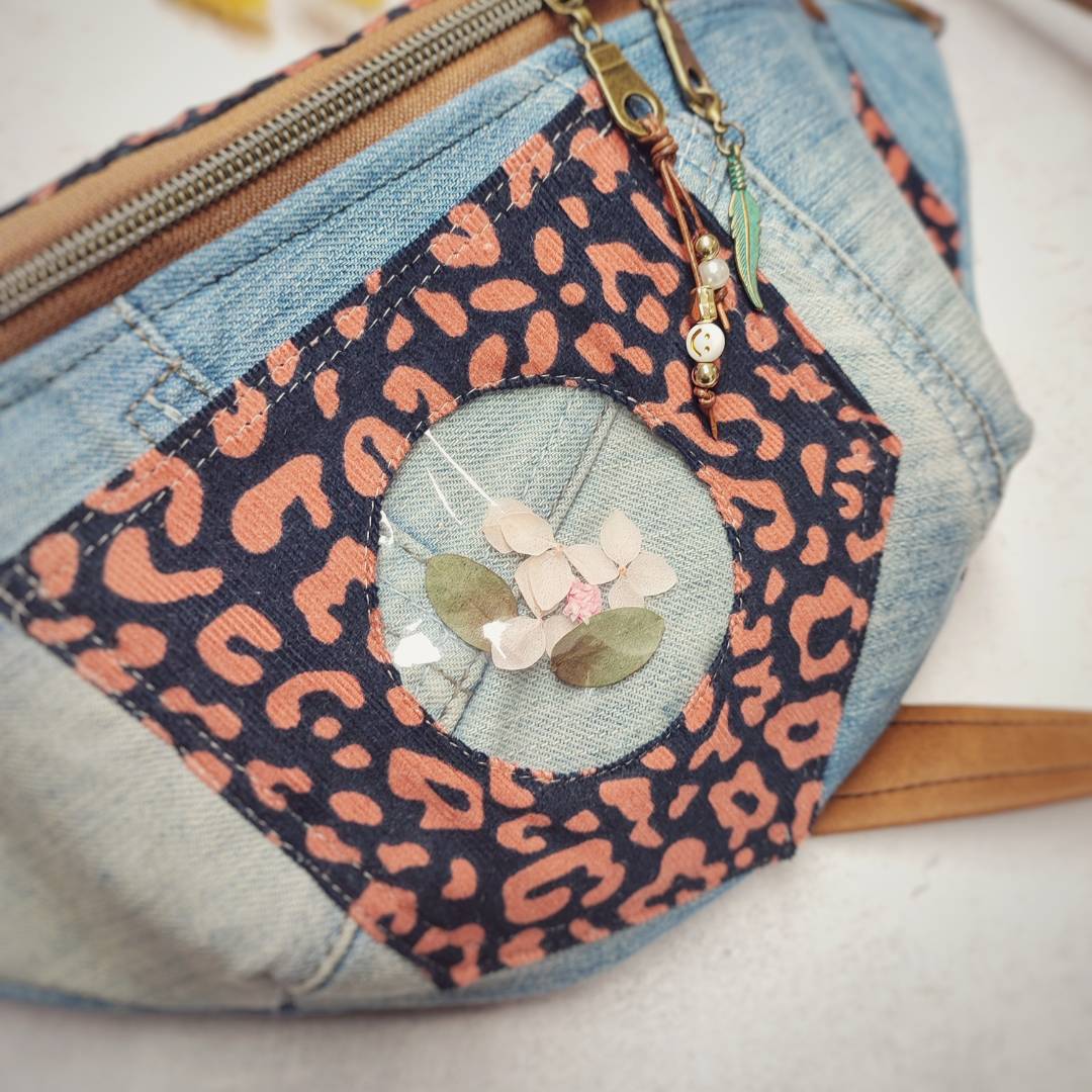 Upcycling Crossbody Bag "Leo Blossom"
