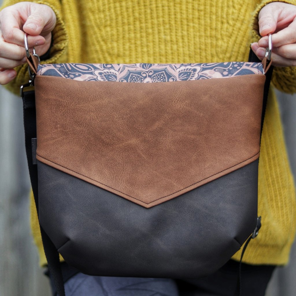 Rückansicht einer Handtasche aus dunkel- und Hellbraunem Kunstleder mit dunklem Mandala von AnyArtDesign