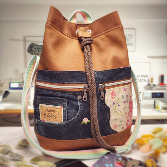 Upcycling Rucksacktasche - nachhaltig & Fair 4 in 1 Tasche von AnyArtDesign