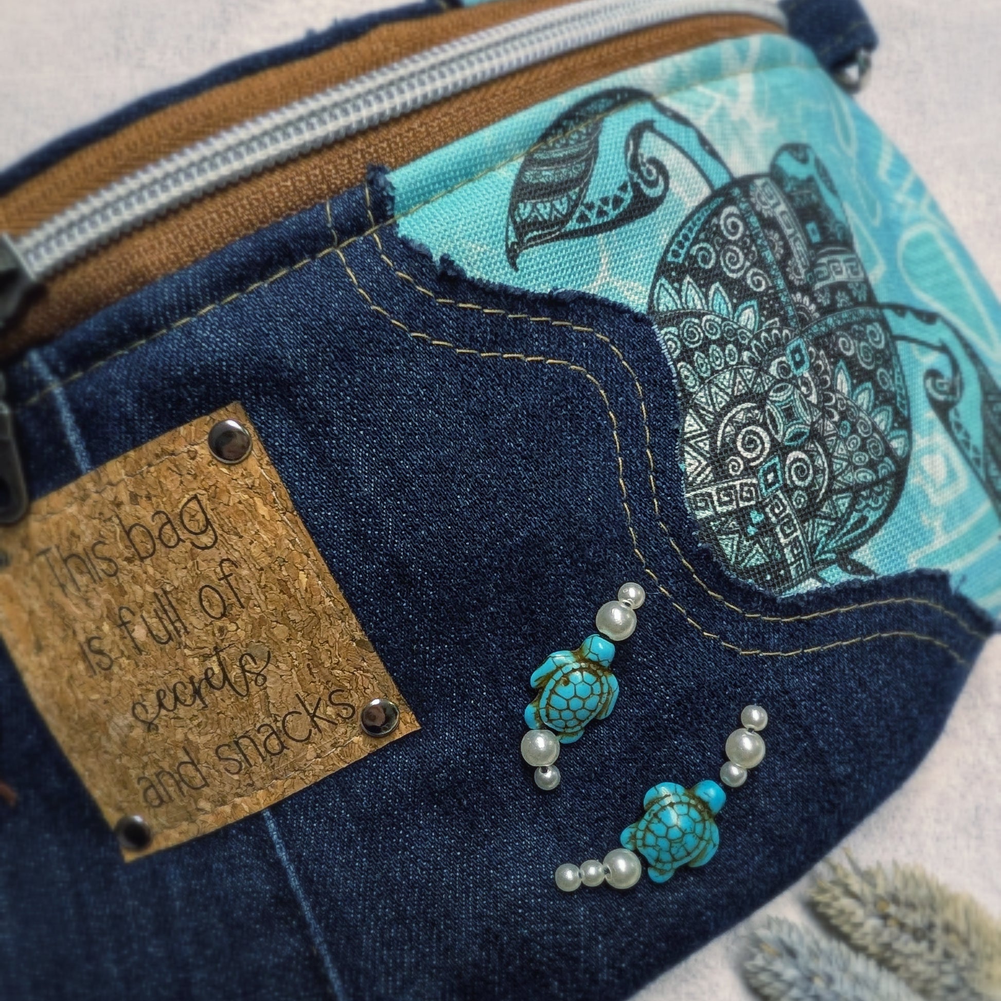 Upcycling Jeans Crossbag "Tortuga" - nachhaltig & Fair von AnyArtDesign