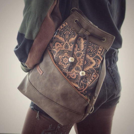 4 in 1 Tasche als Schultertasche, aus braungrauen Kunstleder mit dunklem Mandala von AnyArtDesign