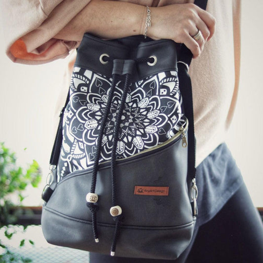 4 in 1 Tasche als Crossbag, aus Anthrazit Kunstleder mit Schwarzweiß Mandala von AnyArtDesign