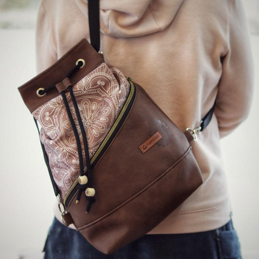 4 in 1 Tasche als Crossbag, aus braunem Kunstleder mit Rosa Mandala von AnyArtDesign