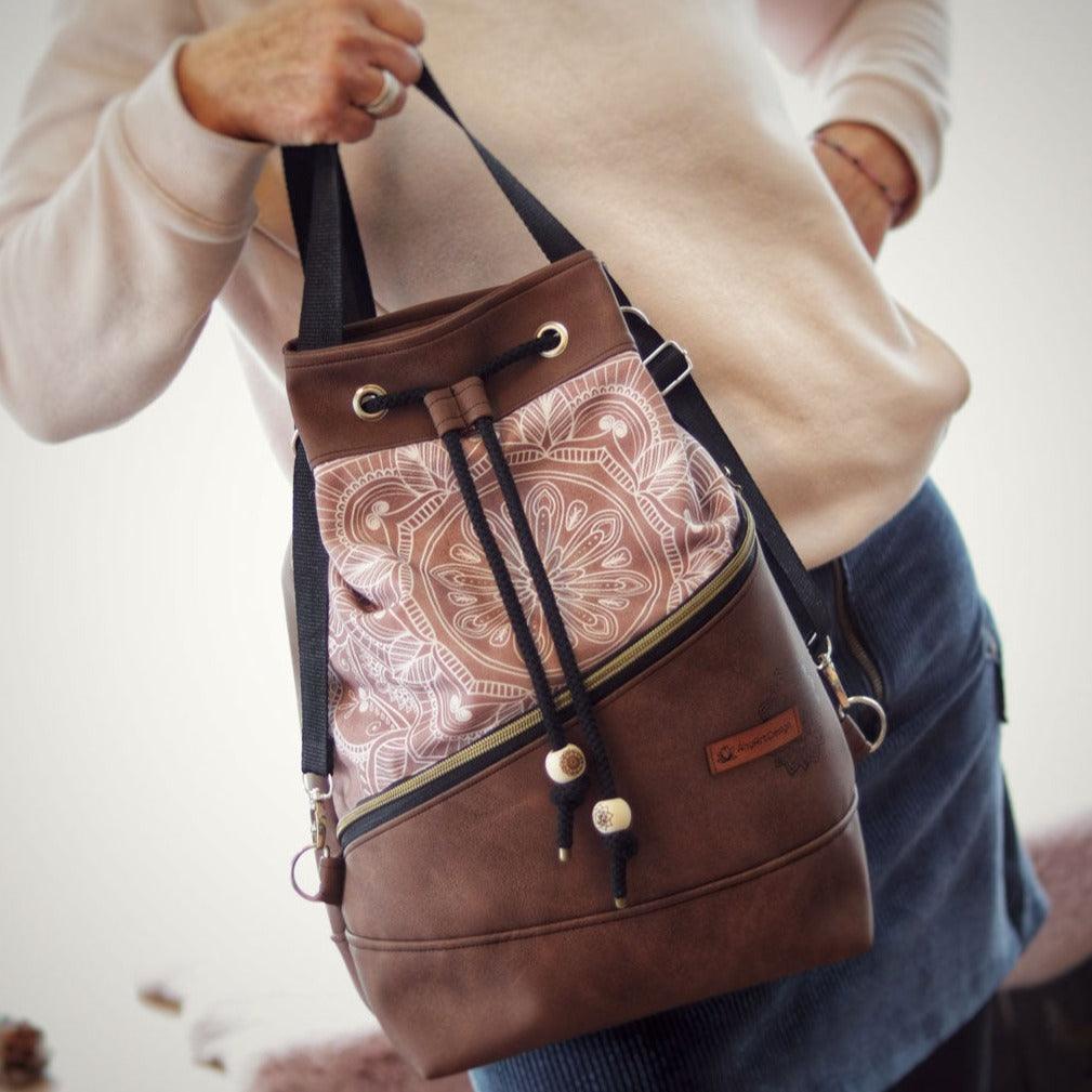 4 in 1 Tasche als Tragetasche, aus braunem Kunstleder mit Rosa Mandala von AnyArtDesign