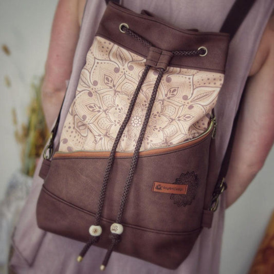 4 in 1 Tasche als Rucksack, aus braunem Kunstleder mit dezentem Mandala von AnyArtDesign