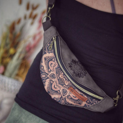 Kleine Bauchtasche als Crossbody aus braungrauem Kunstleder mit dunklem Mandala von AnyArtDesign