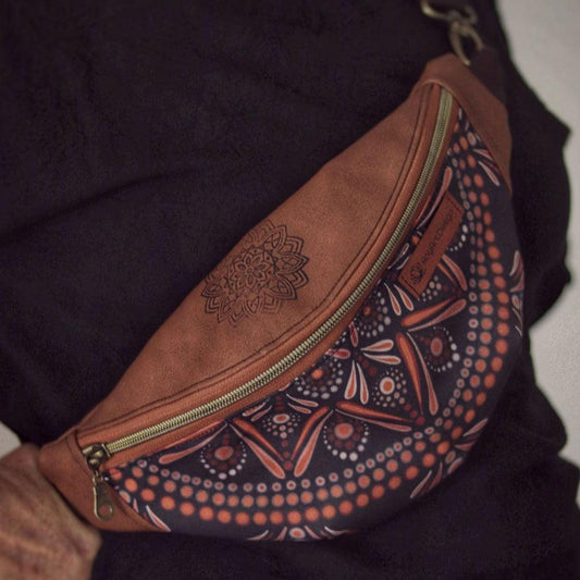 Bauchtasche als Crossbody getragen, aus braunem Kunstleder mit Dotpaint Mandala von AnyArtDesign