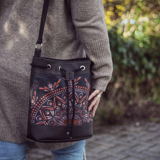 Bucket Bag Handtasche, als Schultertasche getragen mit Dotpaint Mandala von AnyArtDesign