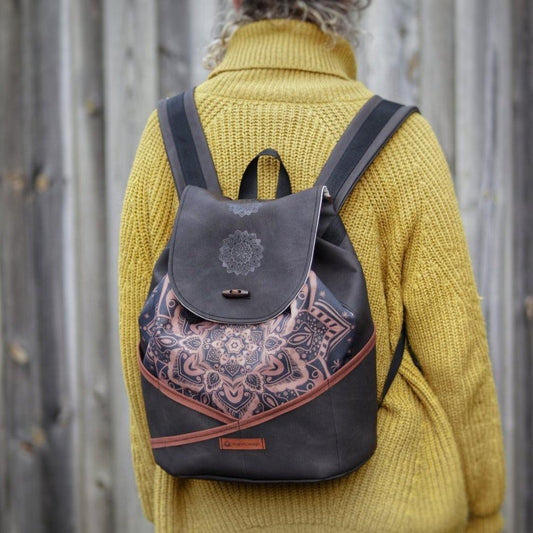 Tragebild von einem Rucksack aus Anthrazit Kunstleder mit dunklem Mandala von AnyArtDesign