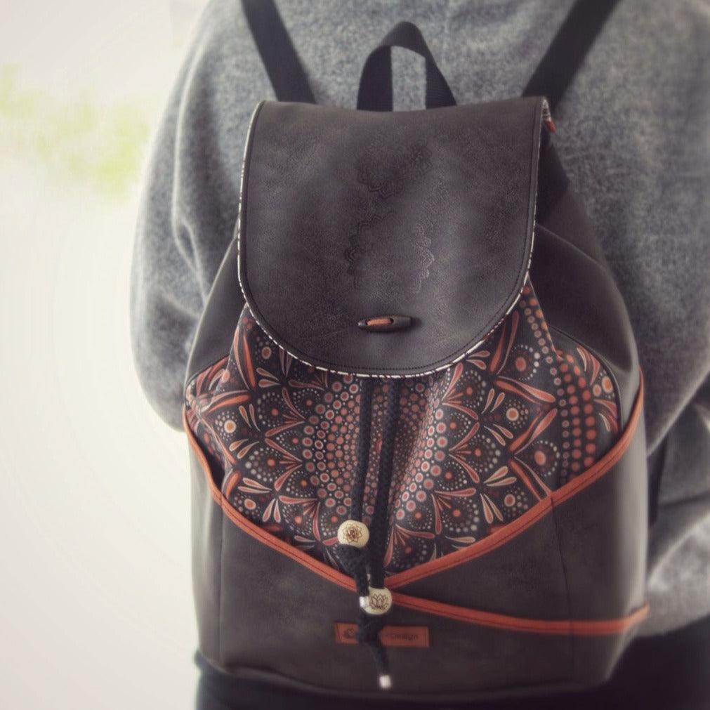 Tragebild von einem Rucksack aus Anthrazit Kunstleder mit dotpaint Mandala von AnyArtDesign