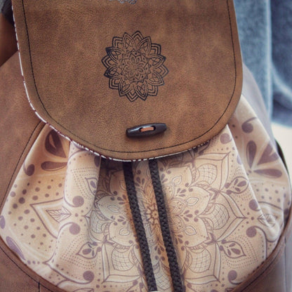 Rucksack aus braunem Kunstleder, Detailansicht. Vorne aus Stoff mit dezentem Mandala von AnyArtDesign