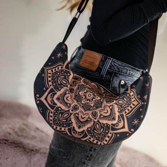 Handtasche als Schultertasche getragen aus braunem Stoff und dunklem Mandala von AnyArtDesign