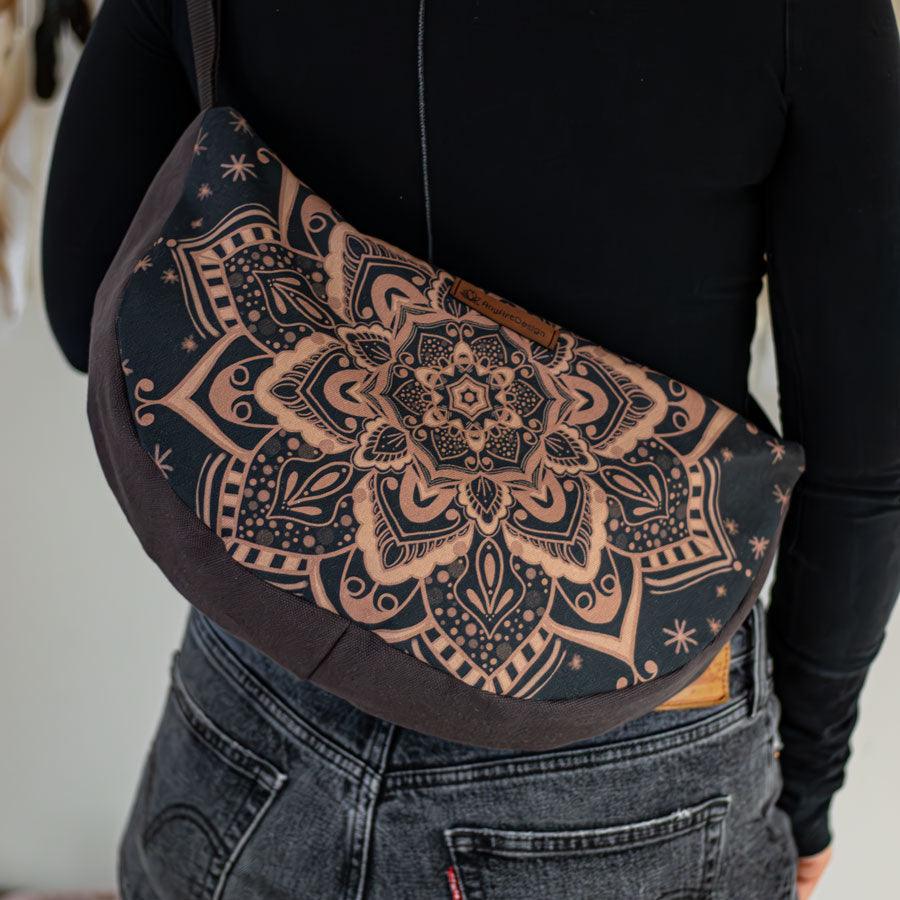 Handtasche als Crossbody getragen aus braunem Stoff und dunklem Mandala von AnyArtDesign