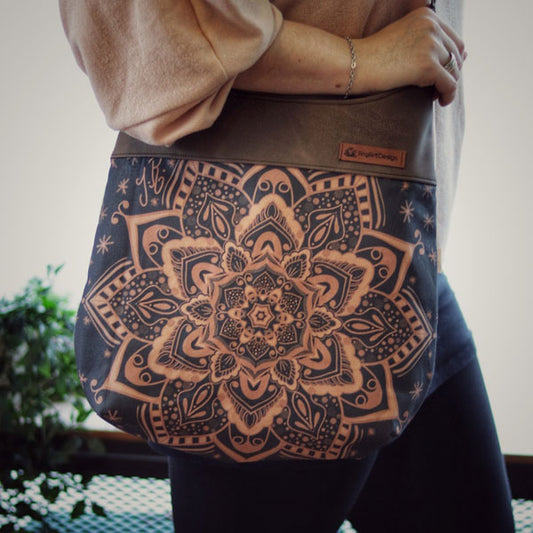 Handtasche als Schultertasche aus braunem Kunstleder und dunklem Mandala von AnyArtDesign