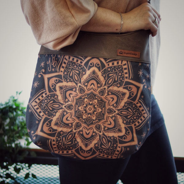 Handtasche als Schultertasche aus braunem Kunstleder und dunklem Mandala von AnyArtDesign