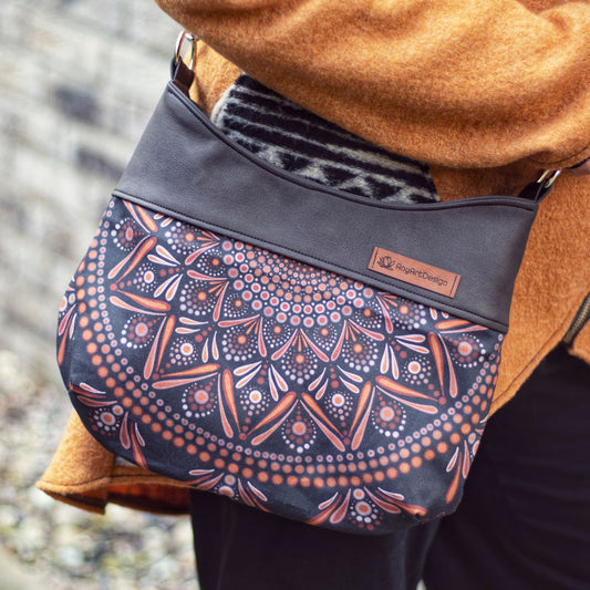 Kleine Handtasche aus Anthrazit Kunstleder mit dotpaint Mandala von AnyArtDesign