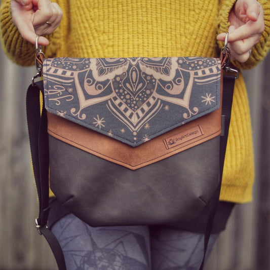 Handtasche aus dunkel- und Hellbraunem Kunstleder mit dunklem Mandala von AnyArtDesign