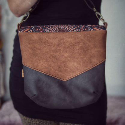 Rückansicht einer Handtasche aus dunkel- und Hellbraunem Kunstleder mit dotpaint Mandala von AnyArtDesign