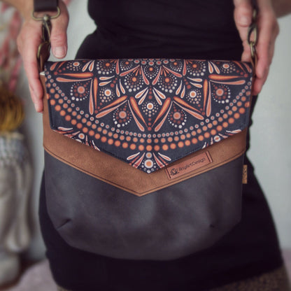 Handtasche aus dunkel- und Hellbraunem Kunstleder mit dotpaint Mandala von AnyArtDesign